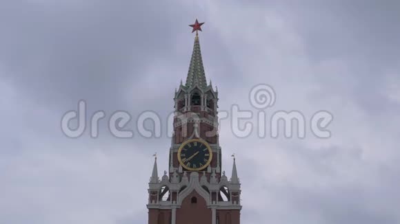 红场Spasskaya塔上的钟在灰色阴天阴沉的天空下视频的预览图
