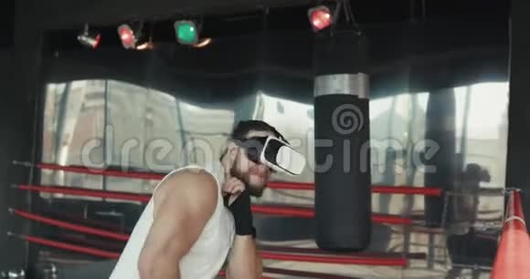 在虚拟现实战斗中踢球的男拳击手在VR360耳机培训视频的预览图