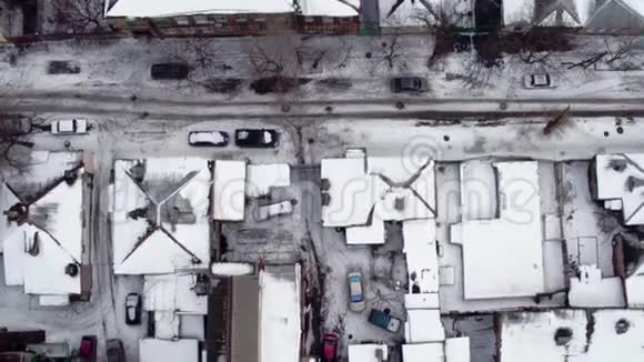 冬天在俄罗斯的房子和街道从上面可以看到视频的预览图