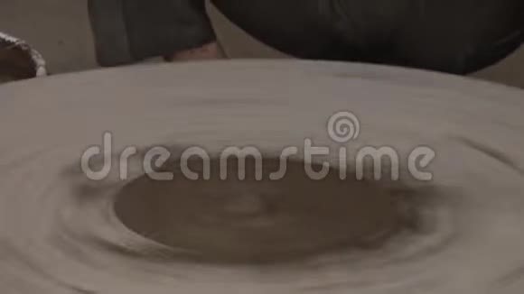 一位艺术家用泥塑花瓶视频的预览图