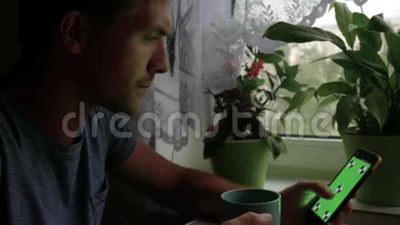 紧张的人喝茶用手机视频的预览图