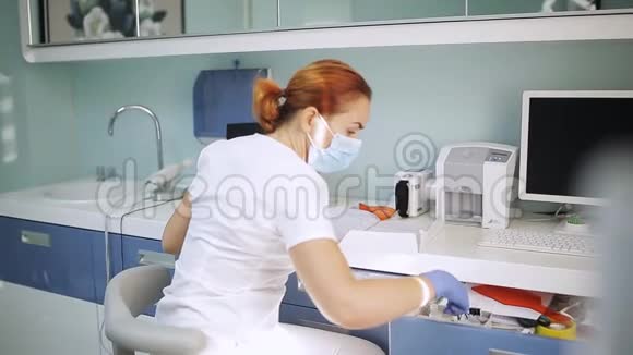 在电脑上工作的牙医视频的预览图
