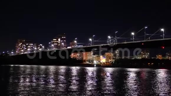 晚上关注基辅的莫斯科大桥视频的预览图