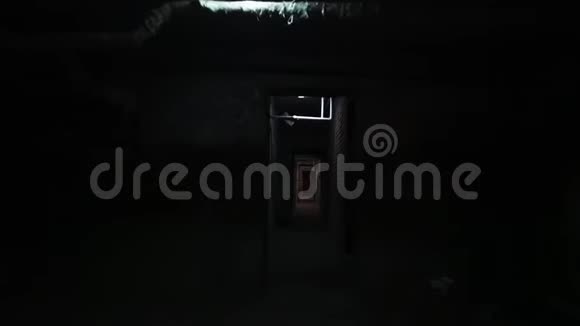 在黑暗阴暗的地下室走廊与稳定的镜头慢动作视频的预览图