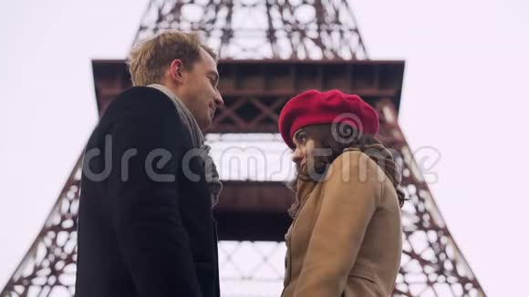 尴尬的恋人第一次接吻浪漫的巴黎约会恋爱视频的预览图