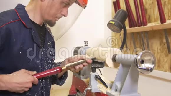 木工车间用手工工具加工细纱细木工的工匠视频的预览图