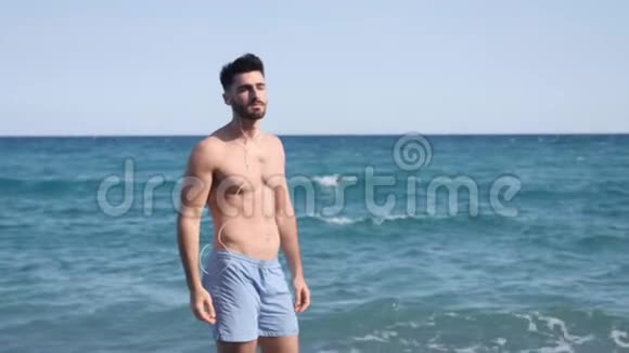 在海滩上享受自由的肌肉男视频的预览图