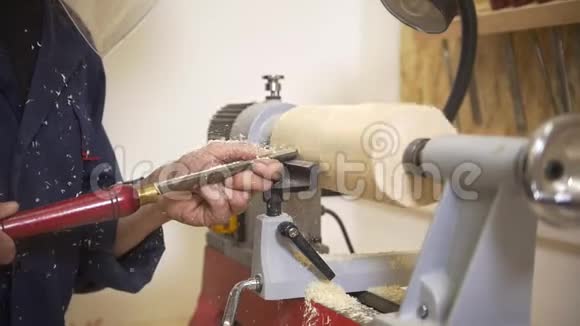 在木工车间使用手工工具从事木工工作的年轻人视频的预览图