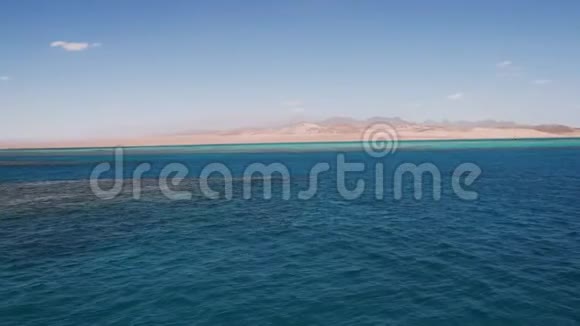 从清澈的大海到海岸有一片沙漠和山脉视频的预览图