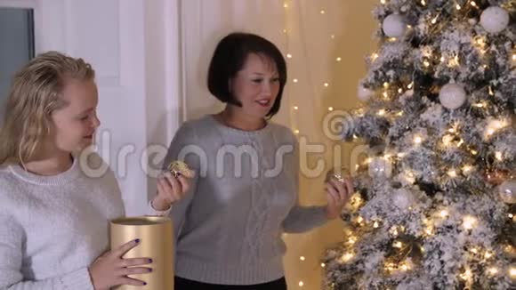 女儿和母亲装饰圣诞树视频的预览图