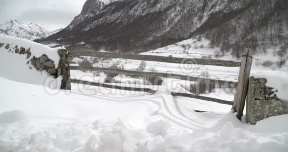 白雪覆盖的山上农场入口视频的预览图