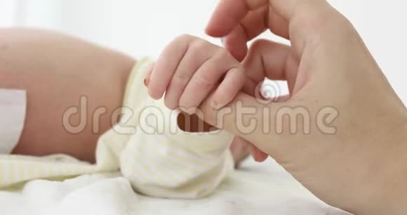 一只柔嫩的手握着一只小小的新生的手视频的预览图