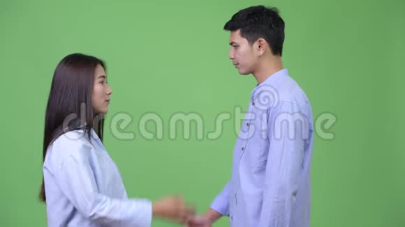 年轻的亚洲商界情侣握手握手视频的预览图