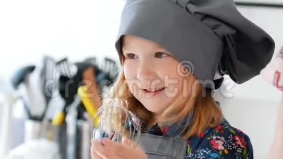 小女孩准备烤饼干的肖像视频的预览图