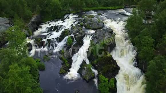 俄罗斯Nikel附近的Shuoniyoki瀑布的俯视图视频的预览图