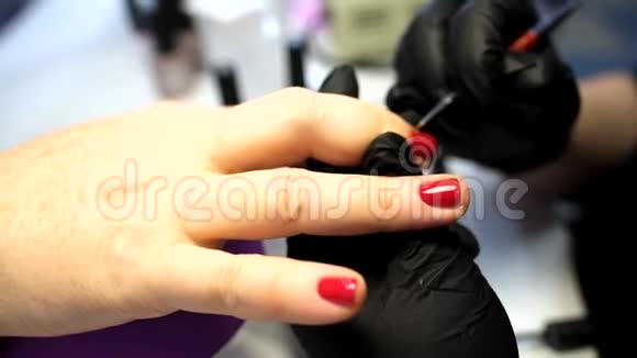 手法手术在手指指甲上涂上红色视频的预览图