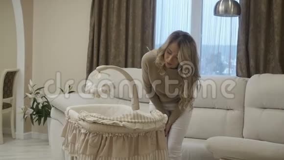 一个女人站在婴儿床旁边视频的预览图