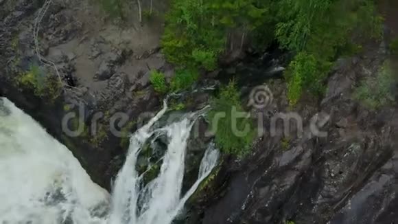 KareliaKivach的岩石和流动水视频的预览图