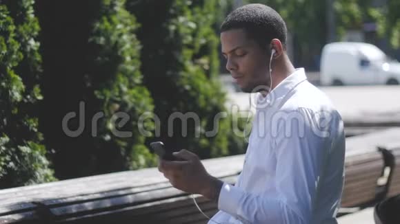 非裔美国人在城市智能手机上使用应用程序短信视频的预览图