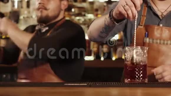 两个调酒师正在一家餐馆的酒吧里准备饮料手忙脚乱视频的预览图