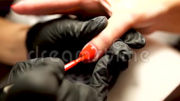 手法手术在手指指甲上涂上红色视频的预览图
