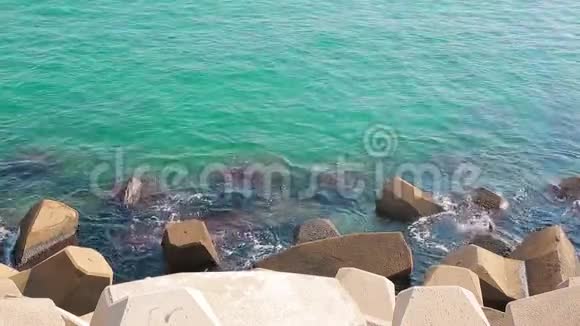 小小的海浪冲击着保护码头的石头保护码头免受巨浪的侵袭视频的预览图