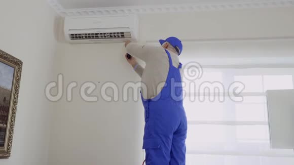 专业成熟师傅在房间安装空调视频的预览图