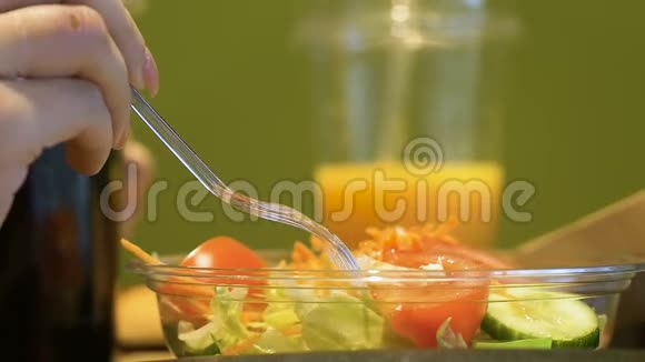 女性手从碗中取出新鲜蔬菜健康饮食营养饮食视频的预览图