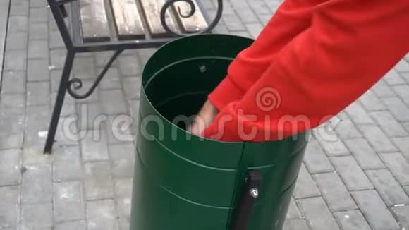 流浪汉在公园的垃圾桶里挖东西视频的预览图