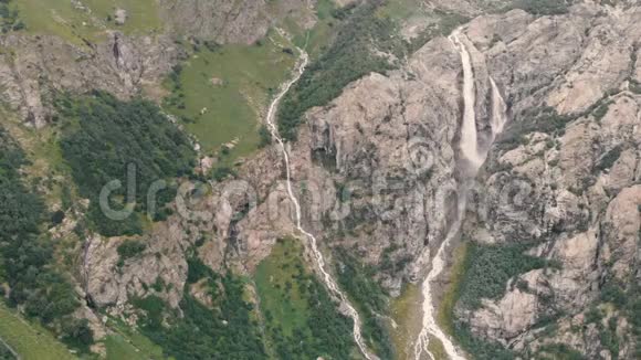 4k山瀑布和河流全景空中行动视频的预览图