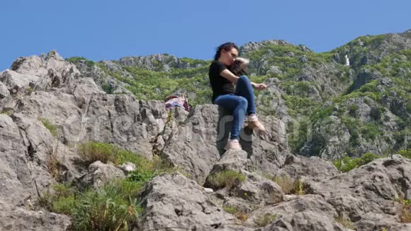 一个年轻女人在石头上自拍视频的预览图