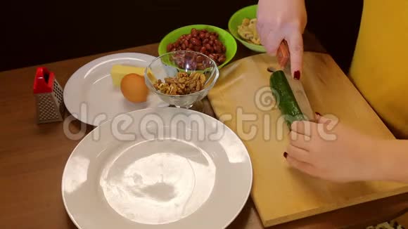 女性手在木板上切鲜黄瓜视频的预览图