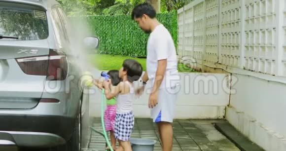 父亲和他的孩子们在洗车视频的预览图