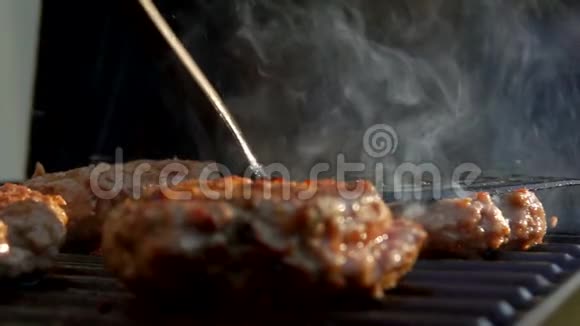 汉堡被厨房的铲子压在烤架上视频的预览图