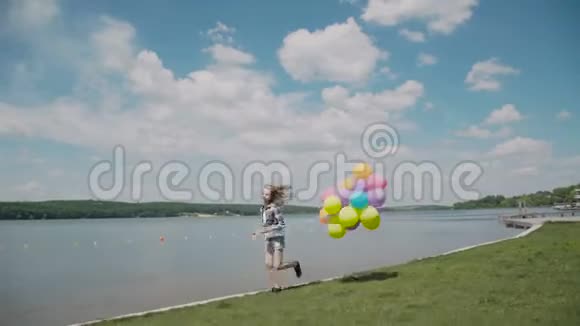 漂亮的女孩手拿着气球在沙发上奔跑视频的预览图