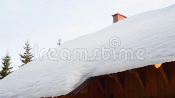 屋顶大雪有坠落的危险木屋视频的预览图