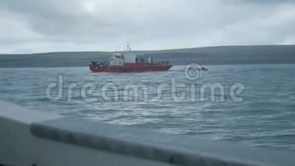 北夏巴伦支海暴风雨天气海浪海上的海上渔船形象视频的预览图