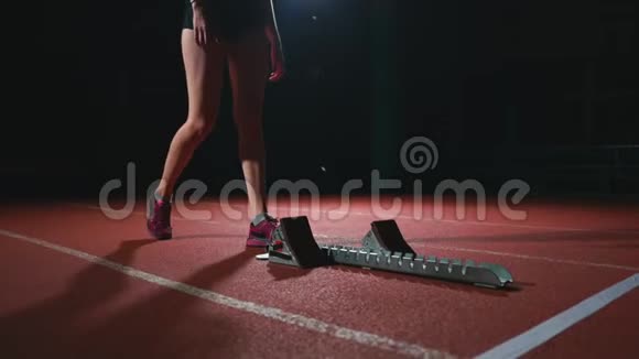 西班牙裔女运动员在黑暗中跑步慢动作视频的预览图