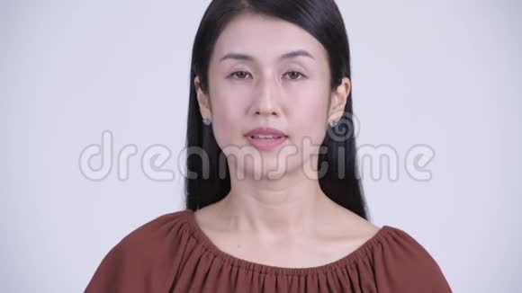 幸福美丽的亚洲女人的脸嘴唇上有手指视频的预览图