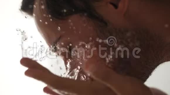 男人泼水洗脸慢动作视频醒脑程序感觉新鲜视频的预览图