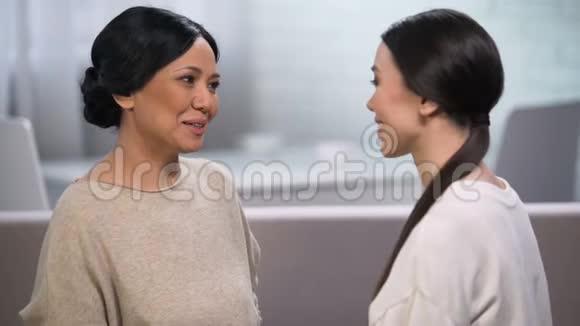 妈妈和女儿说话牵着她的手给她建议做母亲视频的预览图