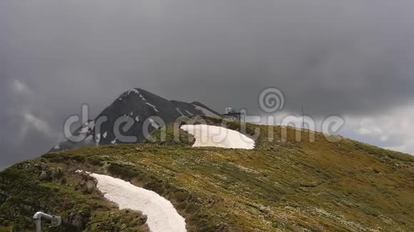 快速移动的云在rozakutor山顶的全景视频的预览图