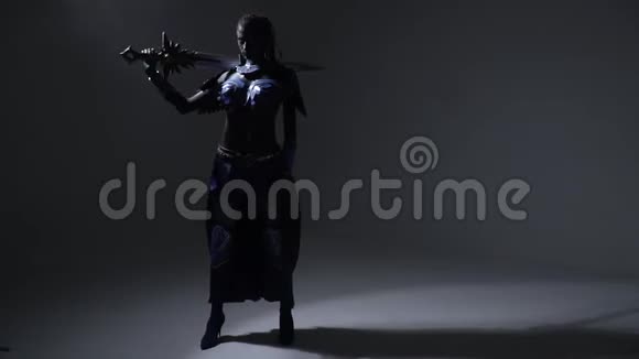 女黑暗战士的角色站在赫尔斯的肩膀上手持一把魔剑视频的预览图