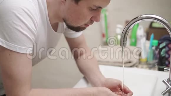 丈夫在浴室洗脸视频的预览图