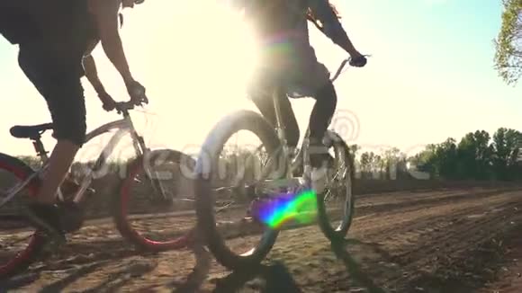 一对骑自行车的人去森林慢动作视频的预览图