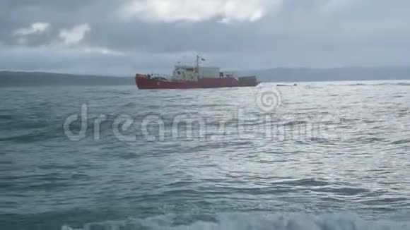 俄罗斯海岸线附近巴伦支海的老渔船暴风雨中的史诗般拍摄视频的预览图