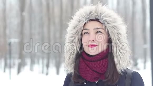 美丽的年轻女孩在一个浪漫的心情等待她的男朋友在一个冬天的公园视频的预览图