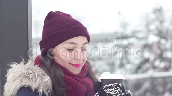 美丽的年轻女孩在一个冬天的公园里等待她的男朋友视频的预览图