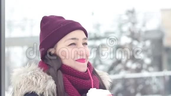 美丽的年轻女孩在一个冬天的公园里等待她的男朋友视频的预览图