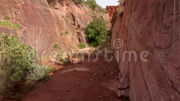 年长的男人和女人漫步到红色大理石沉积的峡谷视频的预览图